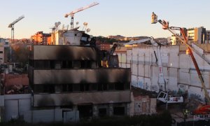 La nau del barri del Gorg, a Badalona, després d'extingir l'incendi produït per una espelma.