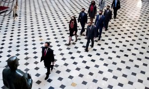 Los gerentes de4l juicio político de la Cámara de Representantes caminan por el National Statuary Hall de camino a la cámara del Senado.