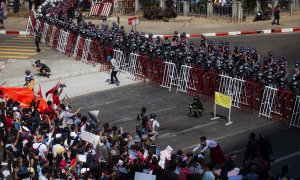 Los manifestantes gritan consignas y levantan los puños durante una manifestación contra el golpe de estado militar en Myanmar.