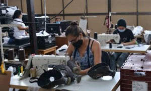 Mujer trabajando en taller textil