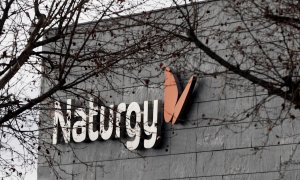 El logo de Naturgy en la fachada de su sede en Madrid. EFE