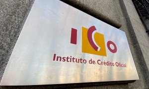 Placa con el logo del ICO (Instituto del Crédito Oficial), en una de las puertas de acceso de la sede, en el Paseo del Prado de Madrid. E.P./Eduardo Parra