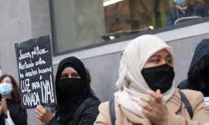 Una mujer sostiene una pancarta donde se lee "Luz para Cañada Real ¡YA!!" durante una manifestación de vecinos de los sectores V y VI de la Cañada Real Galiana frente a la Asamblea de Madrid (España), a 4 de febrero.