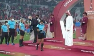 "El fútbol como blanqueador de basura": críticas a la FIFA por este desplante machista del jeque de Qatar a dos árbitras