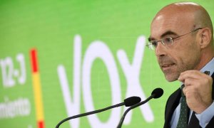 "El nivel está bajísimo": jaleando y con collejas por medio, Jorge Buxadé es sacado del brazo del estrado durante un mitin de Vox en Barcelona
