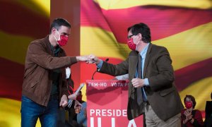 El presidente del Gobierno y secretario general del PSOE, Pedro Sánchez, saluda al candidato del PSC a la presidencia de la Generalitat, Salvador Illa, durante el acto final de campaña de las elecciones catalanas del 14F. EFE