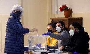 Dolors Sabater vota en eleccions al Parlament de Catalunya