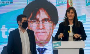 14/02/2021.- La candidata de JxCat a la presidencia de la Generalitat, Laura Borràs, acompañada por el secretario general del partido, Jordi Sánchez, con el ex presidente Carles Puigdemont por videoconferencia, valora los resultados de las elecciones al P