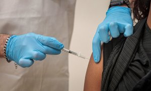 Un sanitario inyecta la vacuna para la covid-19 de Pfizer-BioNTech durante la vacunación a trabajadores y residentes de la residencia Ballesol Patacona.