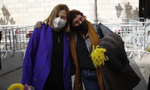 La expresidenta del Parlament Carme Forcadell y la exconsellera Dolors Bassa, durante un acto electoral sobre feminismo en la plaza Sant Jaume de Barcelona, Catalunya (España) a 3 de febrero de 2021.