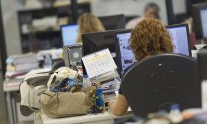 Una mujer trabajando en una oficina.