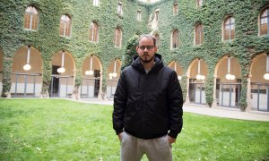 El rapero leridano Pablo Hasél posando en el patio del rectorado de la Universidad de Lleida antes de ser detenido.