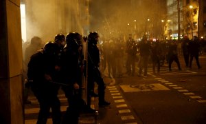 Varios Mossos durante una concentración en apoyo a Pablo Hasél este martes en Barcelona.