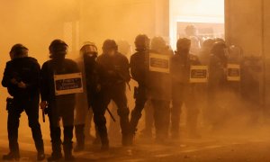 Agentes de policía de los Mossos d'Esquadra montan guardia durante una protesta en apoyo del cantante de rap catalán Pablo Hasel