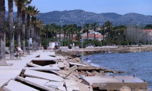 Imatge d'arxiu de les destrosses del temporal Glòria al passeig marítim de l’Arenal, a l’Ampolla.