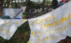 Migrantes que duermen por fuera del campamento de Las Raíces.