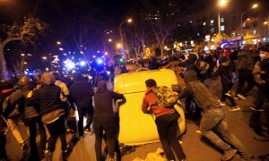 Manifestantes empujan contenedores en la manifestación de protesta por la detención del rapero Pablo Hasél.