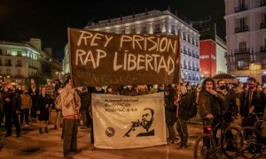 Varias personas sujetan una pancarta en la que se lee: `Rey prisión, Rap Libertad´ durante una manifestación contra el encarcelamiento del rapero y poeta Pablo Hasel.