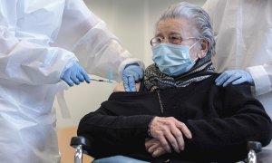 Una anciana recibe la primera dosis de la vacuna contra el coronavirus esta mañana durante el inicio de la campaña de vacunación en los centros de día de mayores municipales.