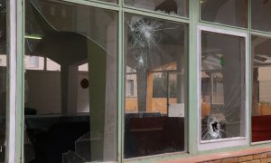 Les finestres del centre de menors de Torredembarra, destrossades després de l'atac d'aquest dijous a la nit.