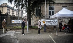 Una cola de vacunación en Baggio (Italia) el pasado jueves.