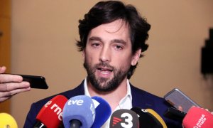 El president del comitè d'Afers Legals de l'Eurocambra, Adrián Vázquez, anunciant el resultat de la votació sobre el suplicatori contra Puigdemont, Comín i Ponsatí.