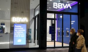 Una pareja pasa frente a una oficina del BBVA, en Bilbao.