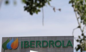 El logo de Iberdrola en su sede en Madrid. REUTERS/Sergio Perez