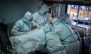 Trabajadores sanitarios atienden a un paciente con coronavirus en la UCI del Hospital Cosaga de Ourense.
