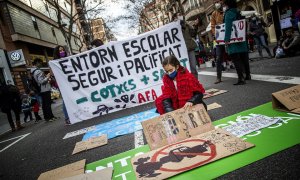 Mobilització davant de l'Escola Auró a Barcelona.