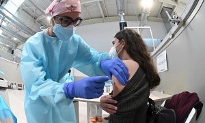 23/02/2021.- Una sanitaria pone la vacuna contra la covid-19 a una mujer