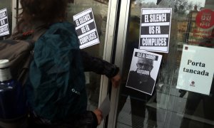 Alumnes de l'Institut del Teatre enganxen cartells a la porta del centre per denunciar els presumptes casos d'abús de poder i assetjament el dilluns 22 de febrer de 2021.