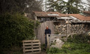 Sergio, un vecino repoblador de Navalquejigo (Madrid), sale de su casa.