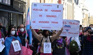 Decenas de personas se han concentrado este sábado frente al Ministerio de Igualdad para demandar la aprobación urgente de la ley estatal trans, convocada por la asociación "Orgullo Crítico Madrid", entre otras. Esta concentración se enmarca en las movili