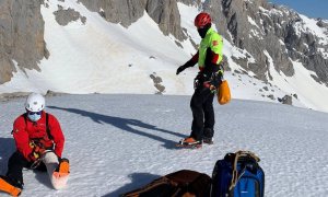 Doble rescate en helicóptero a dos excursionistas accidentados en Picos de Europa