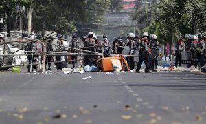 Los manifestantes construyen unas barricadas en las protestas del sábado 27 de febrero contra el golpe de estado en Birmania.
