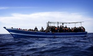 Una patera cerca de la costa de Libia.