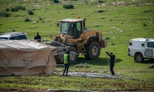 Demolición de instalaciones palestinas, el 22 de febrero en el poblado beduino de Humsa (Cisjordania).