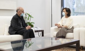La vicepresidenta primera del Gobierno, Carmen Calvo, con el presidente de la Conferencia Episcopal Española y cardenal arzobispo de Barcelona, Juan José Omella, en una reunión en junio de 2020.