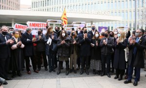 Els síndics electorals designats per a l'1-O acompanyats del president del Parlament, Roger Torrent, membres del Govern, diputats del Parlament i dels partits independentistes.