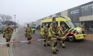 Servicios de emergencias aseguran la zona de la explosión cercana al centro de pruebas de coronavirus de la ciudad de en Bovenkarspel, cerca de Ámsterdam.