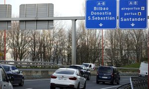 Un cartel que indica Santander la provincia colindante con Euskadi.