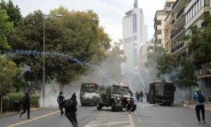 1/03/2021. Manifestantes chilenos se enfrentan contra los antidisturbios en una protesta en Santiago de Chile. - Reuters