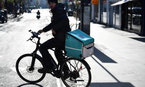 24/03/2020. Imagen de archivo de un 'rider' de Deliveroo en bicicleta, en Londres. - Reuters