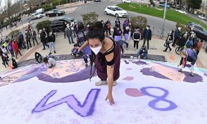 Varias mujeres reparan el mural feminista de Alcalá de Henares, Madrid que ha amanecido este domingo 7 de marzo de 2021.