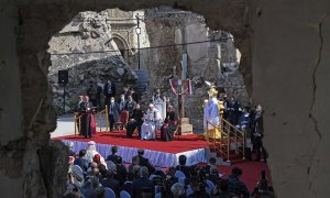El papa Francisco (c) reza este domingo 7 de marzo de 2021 entre escombros y muros medio derruidos en la plaza de Hosh al Bieaa de la devastada ciudad iraquí de Mosul. En esta plaza se alzaban cuatro iglesias cristianas antes de que los terroristas del Es
