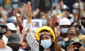 Una mujer muestra un saludo de tres dedos durante una protesta contra el golpe militar en Naypyitaw.