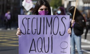 Una activista participa junto a centenares de mujeres en una marcha por el Día Internacional de la Mujer este lunes en Santiago de Compostela.