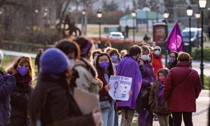 Decenas de personas participan en una cadena humana organizada por la Asociación Feminista y el Colectivo Feminista de Toledo.