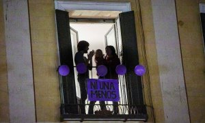 Una familia aplaude desde su balcón, en Madrid.